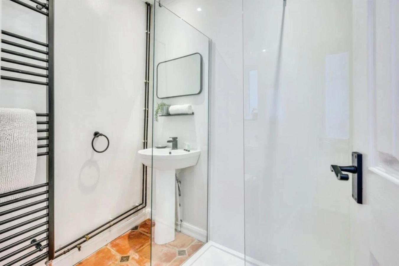 City Centre 2 Bedroom Apt - Free Parking - Wifi - Smart Tv Plymouth Extérieur photo